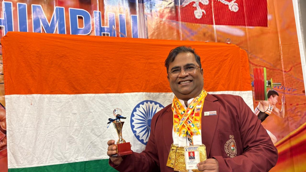 Linh mục hiệu trưởng giành huy chương vàng cử tạ